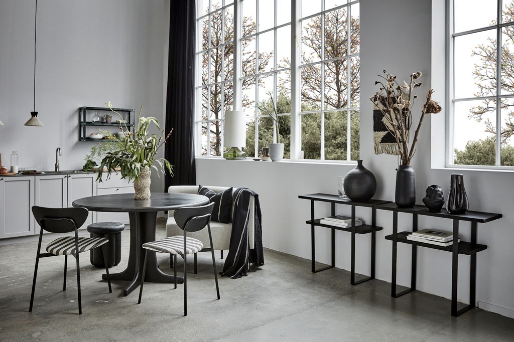 Comedor de estilo nórdico en el que predomina el color negro