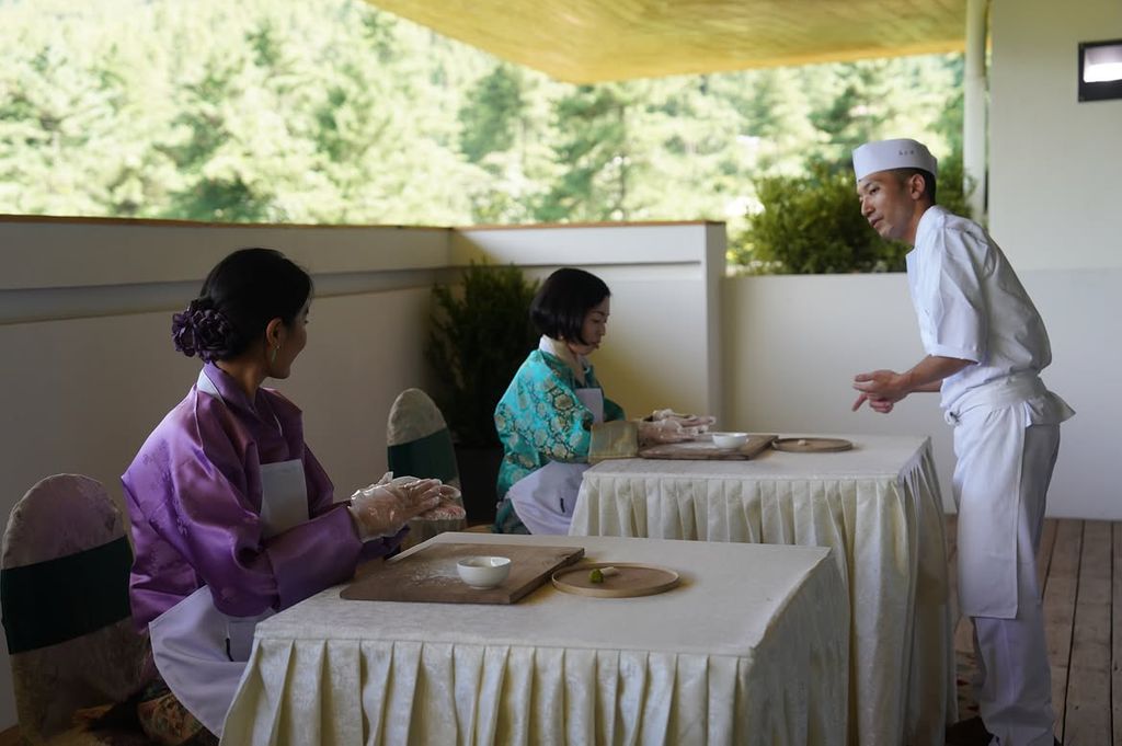 Akiko de Japón y Jetsum Pema durante un taller de "wagashi"