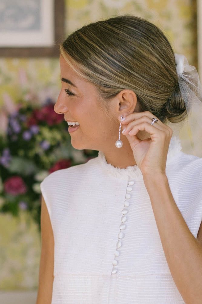 María con vestido plisado y chaleco de Gorka Cintero