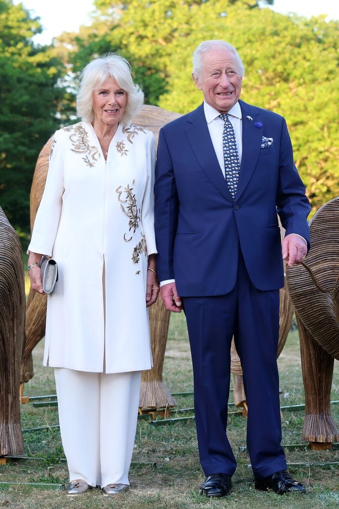 Los reyes Carlos y Camilla en una cita de Elphant Family 