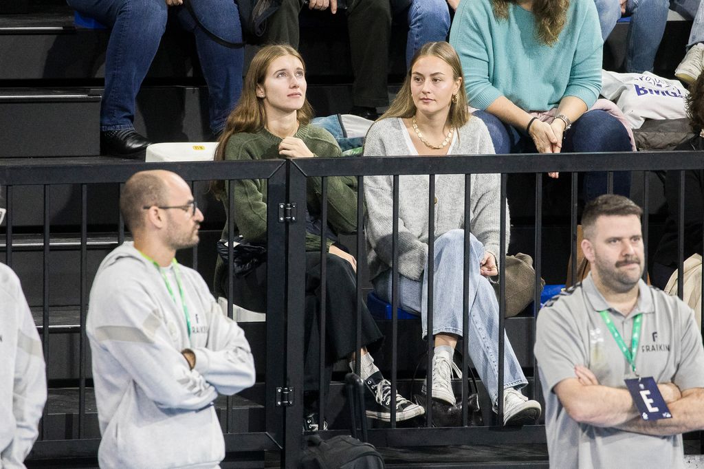 Plano medio de Irene Urdangarín y Johanna Zott viendo un partido de balonmano