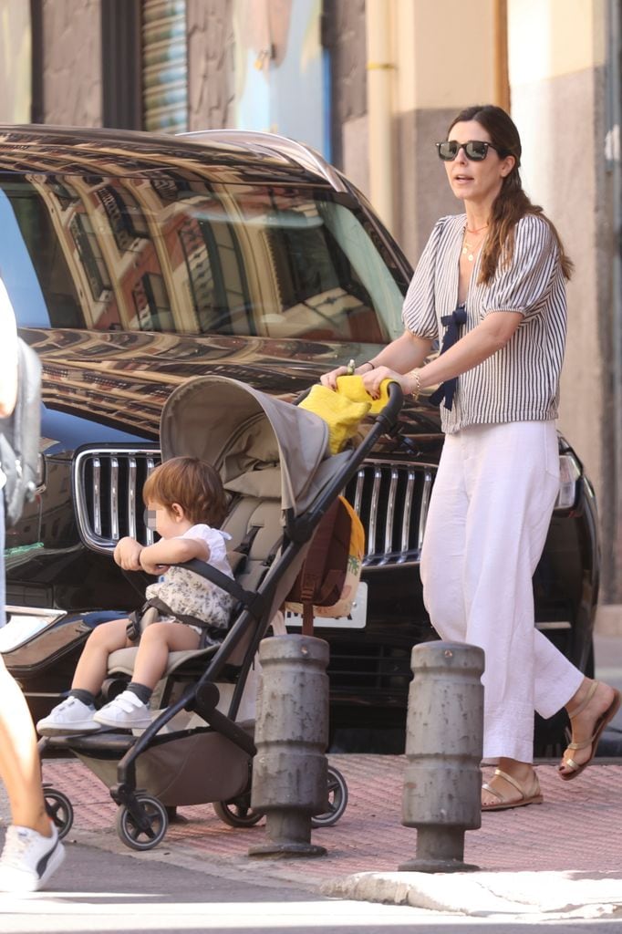 Belén Corsini, de paseo con su hijo Carlos en Madrid