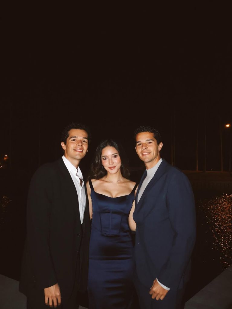 Zaira junto a los gemelos Eduardo y Roberto.