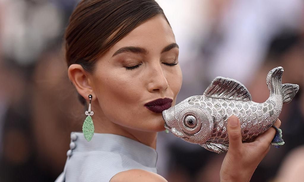 lily aldridge con clutch de judith leiber