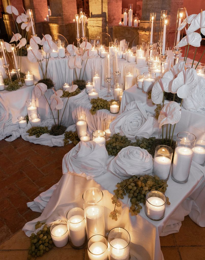 Tejidos, uvas y velas para decoración de bodas