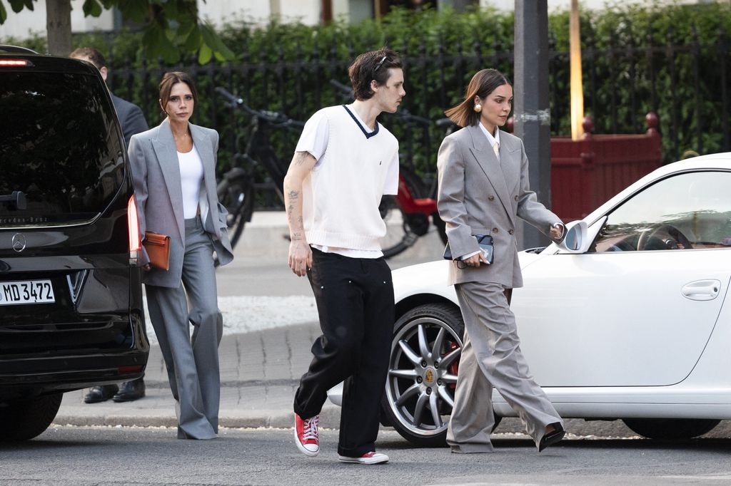 Victoria Beckham y Jackie Apostel con looks similares 