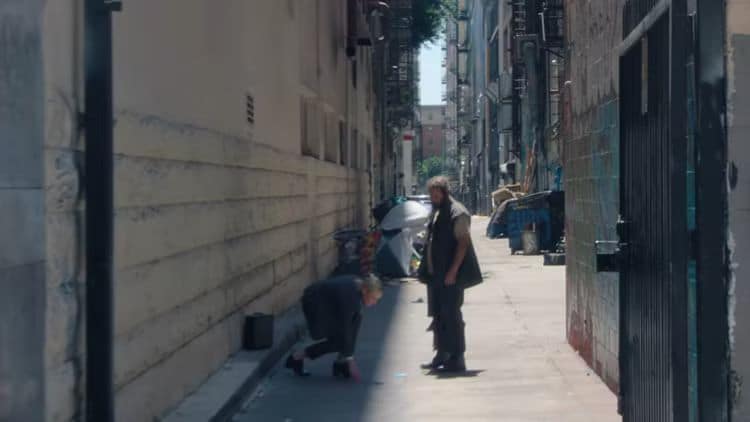 Cate no solo domina la actuación, sino también el juego de ddakji