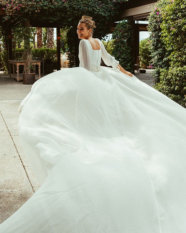 Vestido de novia con cola larga