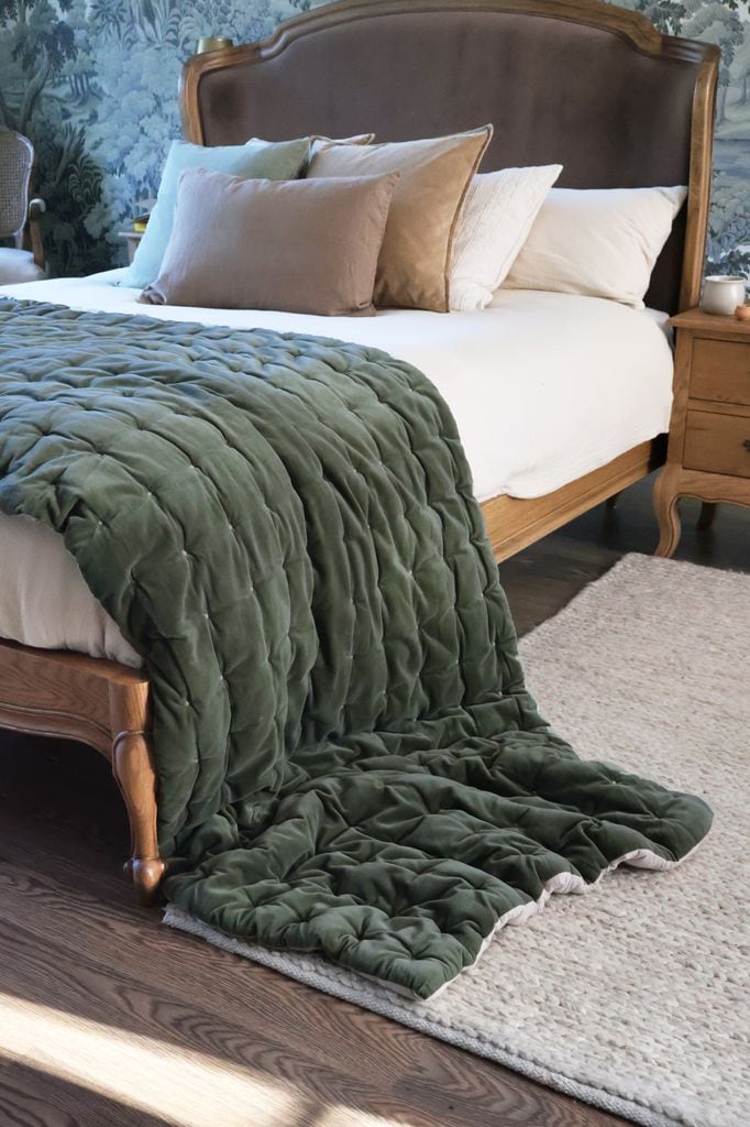 Cama con manta verde