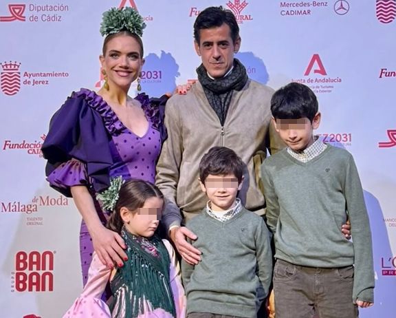 Beatriz Trapote y Víctor Janeiro, con sus hijos