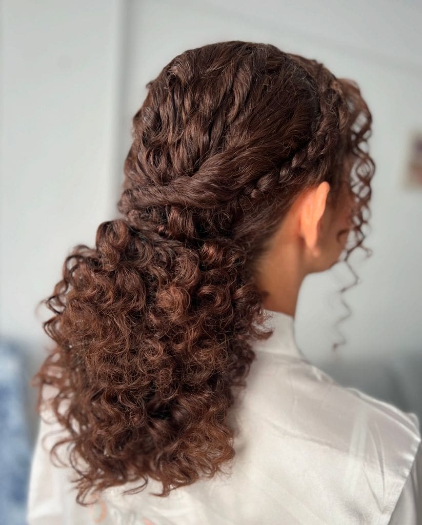 Peinados para novias con rizos coleta