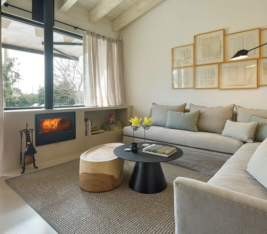 Zona de estar con sofá en L y chimenea
