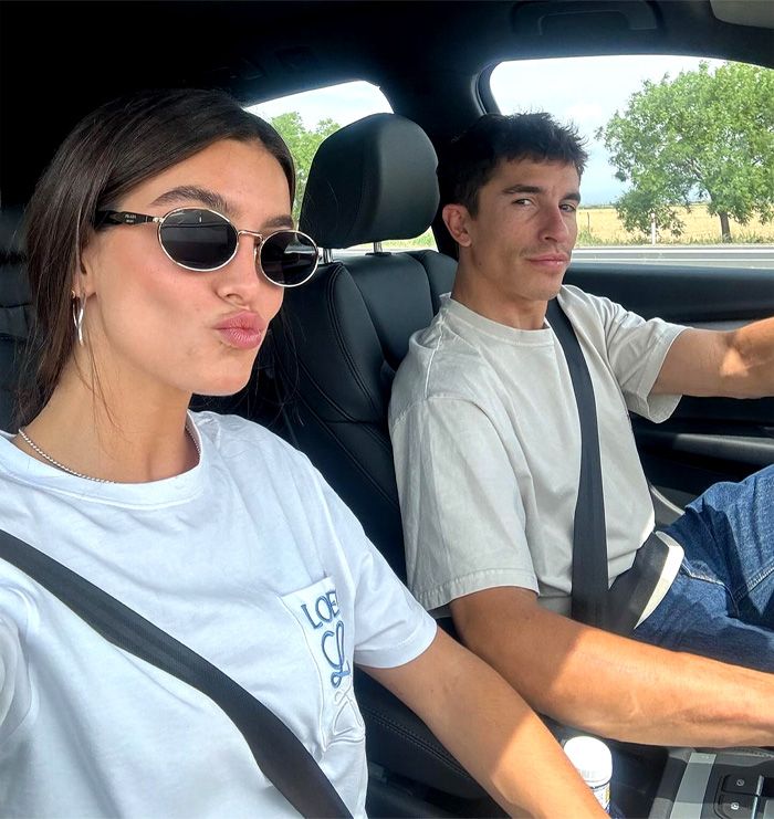 Marc Márquez y Gemma Pinto en el coche