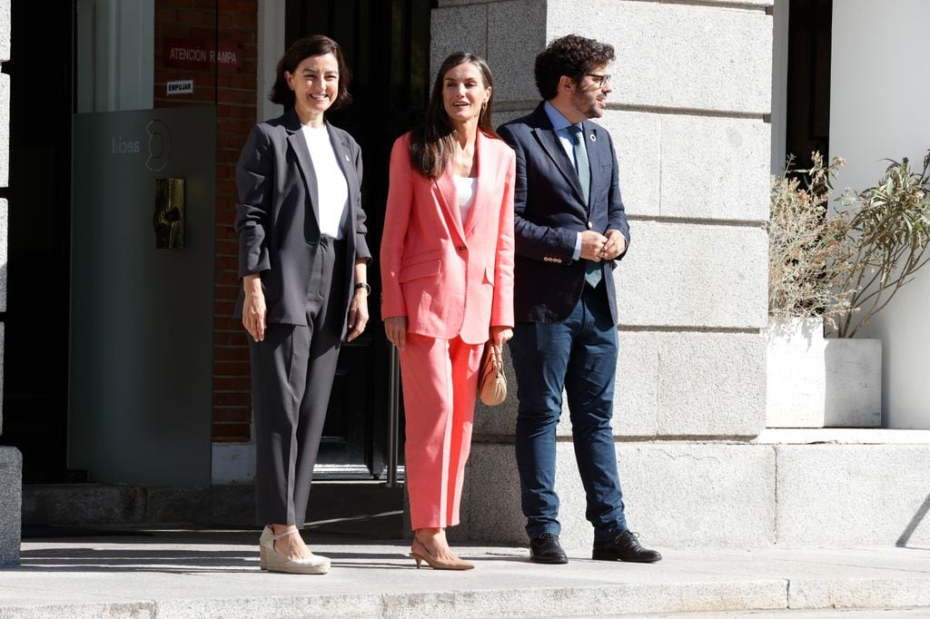 Reina Letizia con un traje coral