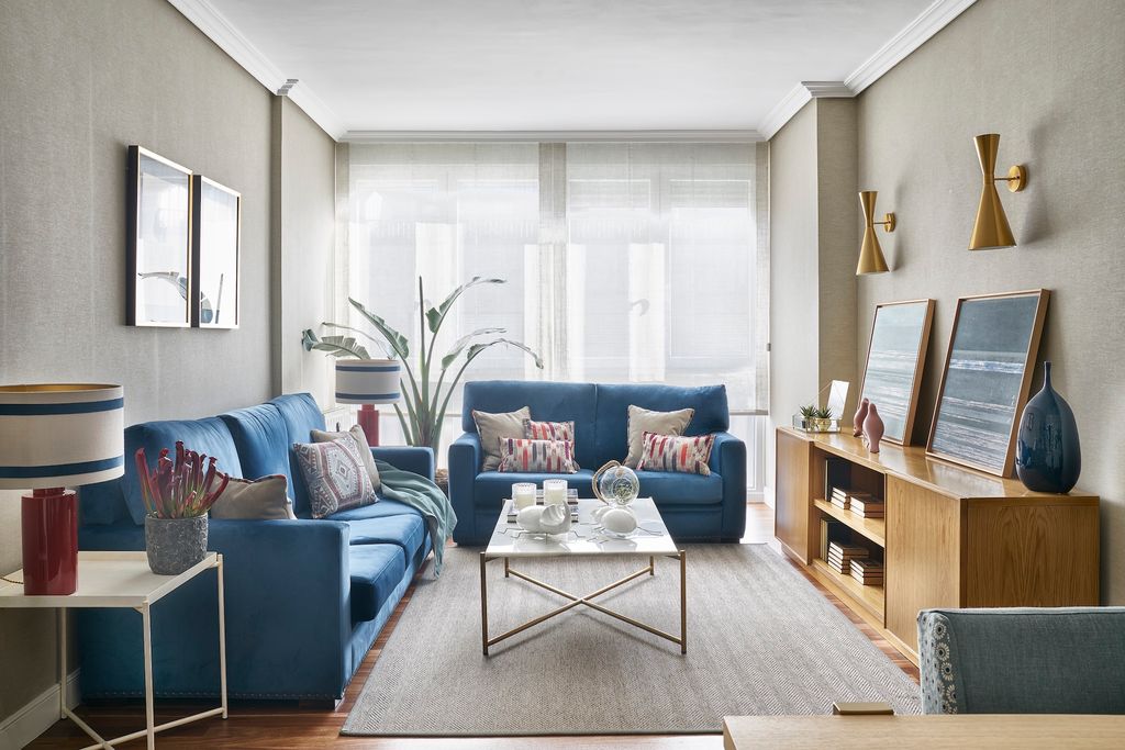 Salón con mueble bajo de madera. 