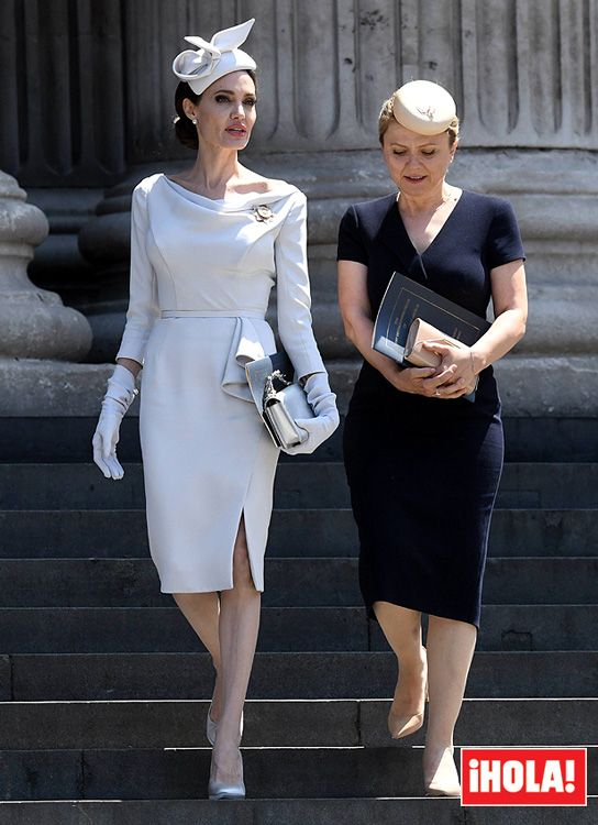 Isabel II, ausente de última hora por enfermedad del acto en el que Angelina Jolie acaparó todas las miradas 
