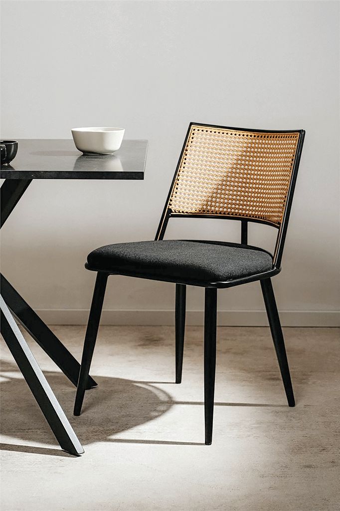 Silla de comedor negra con respaldo de rejilla