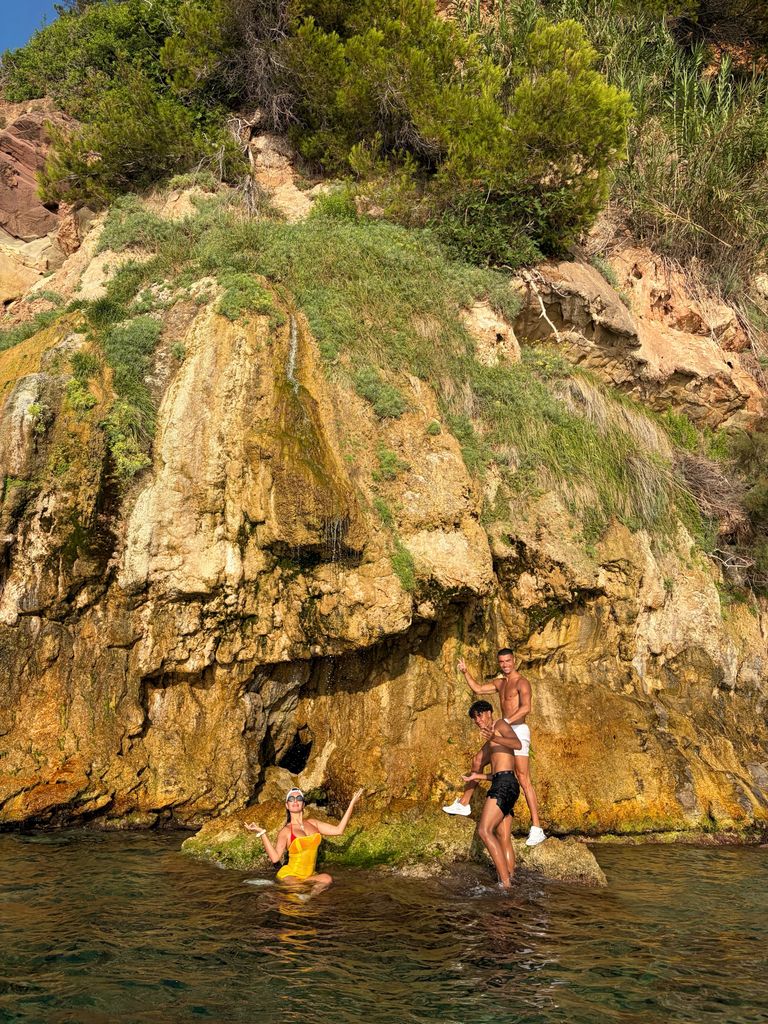 Georgina Rodríguez junto a Cristiano Ronaldo y Cristiano Jr. disfrutando de una cascada en Mallorca