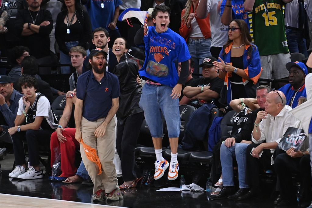Timothee Chalamet y Josh Safdie, director de 'Marty Supreme', de lo más eufóricos en el quinto partido entre los New York Knicks y los San Antonio Spurs