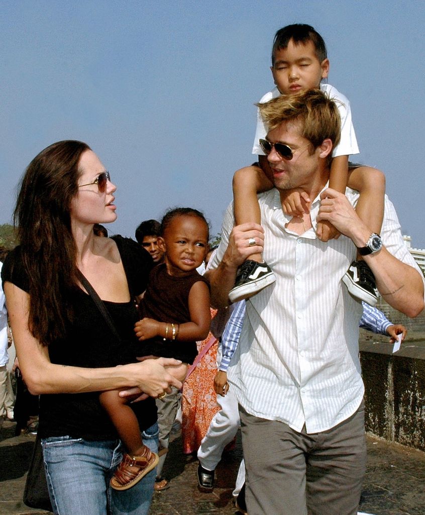 Brad Pitt y Angelina Jolie con sus hijos Zahara y Maddox en Mumbai en una foto de 2007.