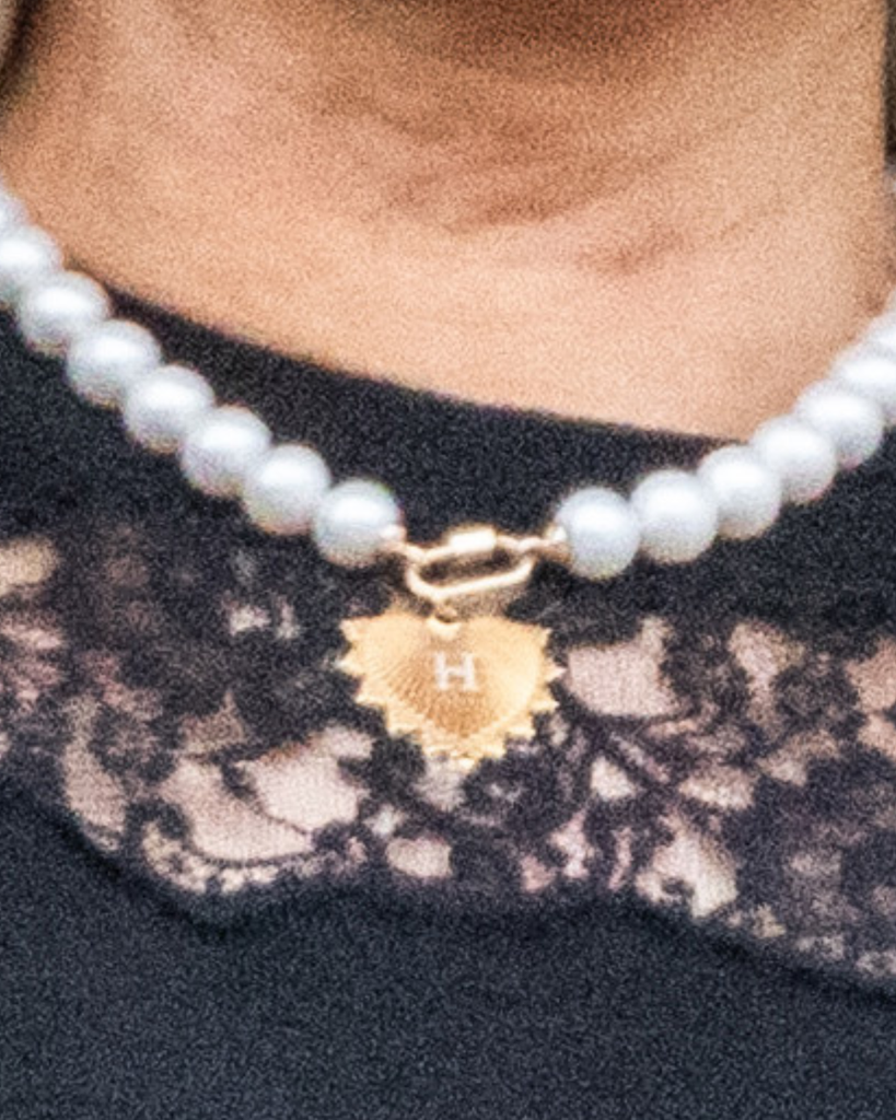 La reina Mette-Marit ha lucido un collar de perlas con una H, la inicial del rey Haakon VIII