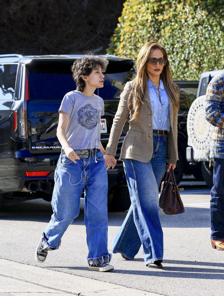 Jennifer Lopez fue vista en Los Ángeles de la mano de su hija Emme Muñiz.