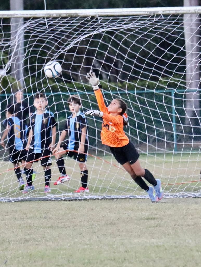 Renata demostró desde la portería, se la jugadora más importante de este encuentro.