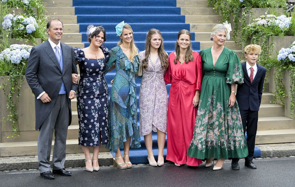Tatiana de Liechtenstein con su marido y cinco de sus siete hijos, en la boda Maria Carolina de Liechtenstein y Leopoldo Maduro Vollmer en la catedral de Vaduz, Liechtenstein, el 30 de agosto de 2025
