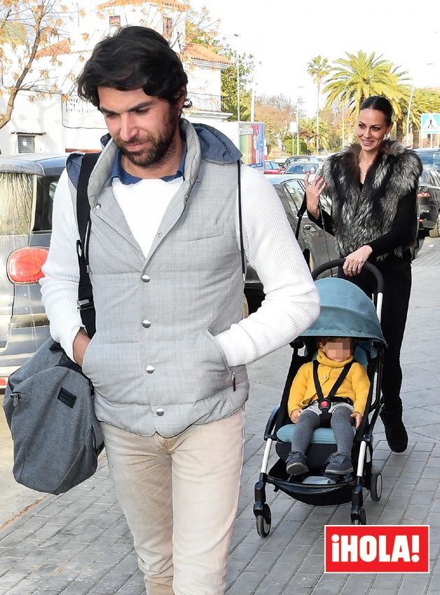Cayetano Rivera y Eva González con su hijo