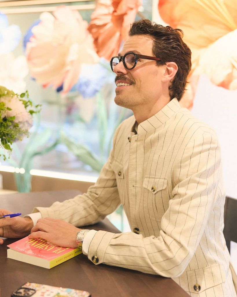 Juan Avellaneda, en un momento de la firma de su libro
