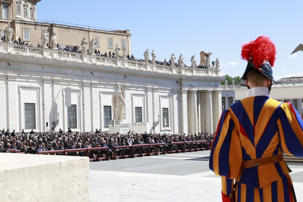 Los reyes Felipe y Letizia despiden al Papa Francisco en el funeral del Vaticano