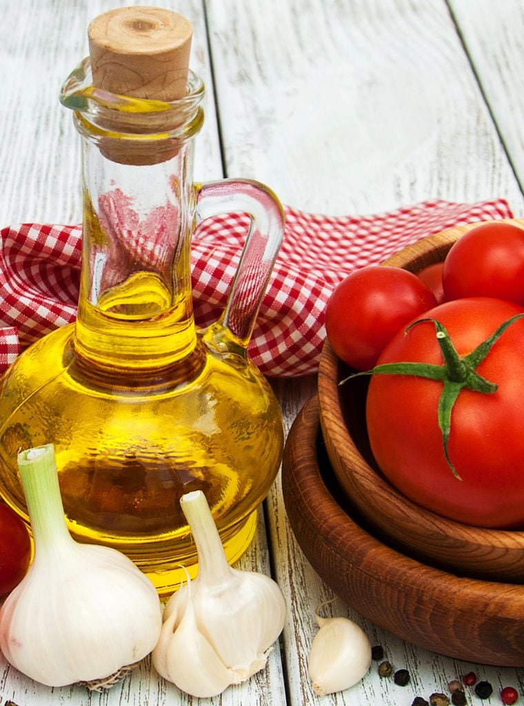 Tomates, aceite de oliva y ajo, algunos de los ingredientes principales para su elaboración
