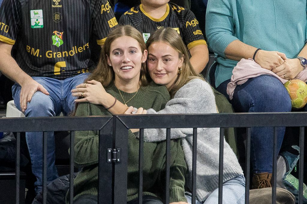 Plano medio de Irene Urdangarín y Johanna Zott viendo a Pablo Urdangarín en un partido