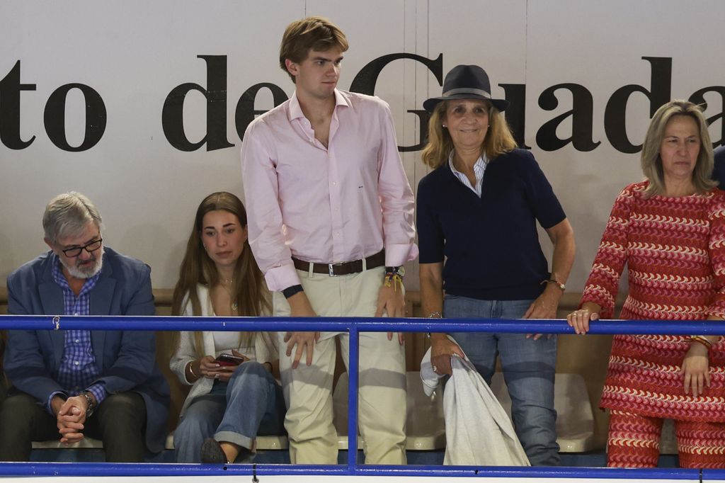 Elena de Borbon, Miguel Urdangarin y su novia Olympia Beracasa con Carlos Garcia Revenga en un partido de la liga ASOBAL el pasado mes de octubre