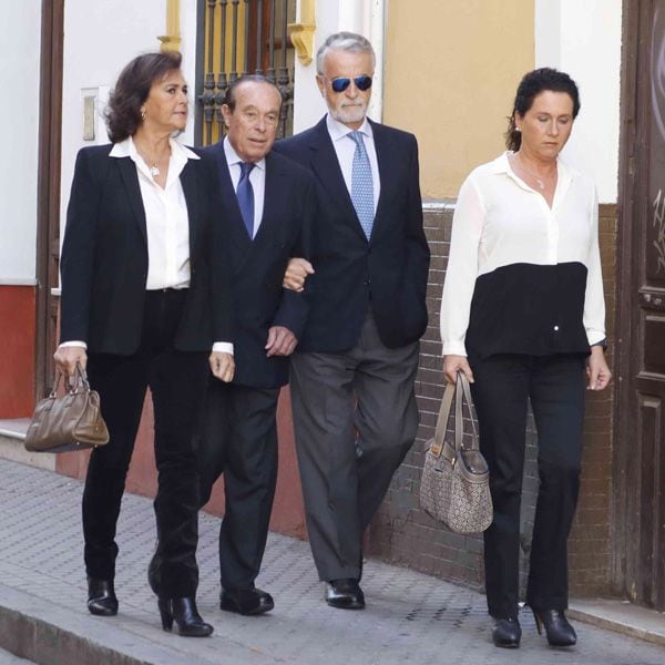 Carmen Tello y Curro Romero, grandes amigos de doña Cayetana y Alfonso Diez. El doctor Trujillo, neurocirujano de la Duquesa, tampoco ha faltado al funeral
