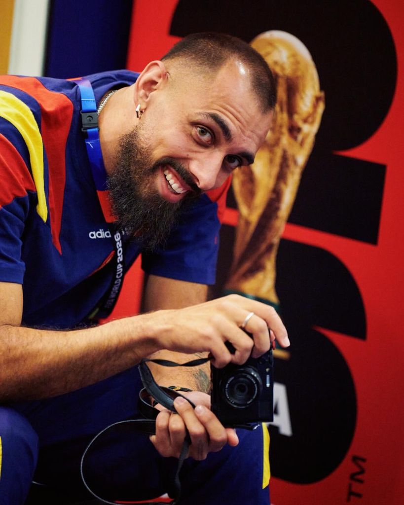 El gallego haciendo fotos a sus compañeros