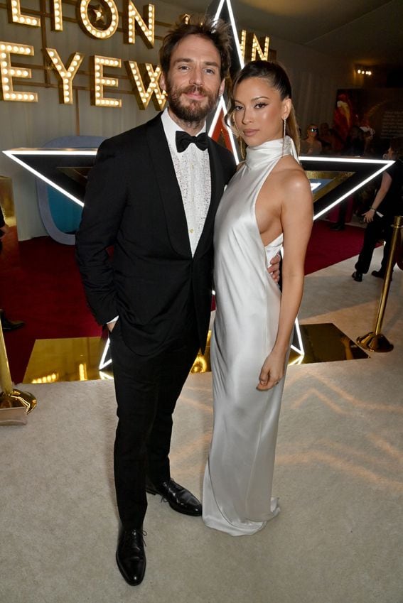 Sam Claflin con su novia Cassie Amato