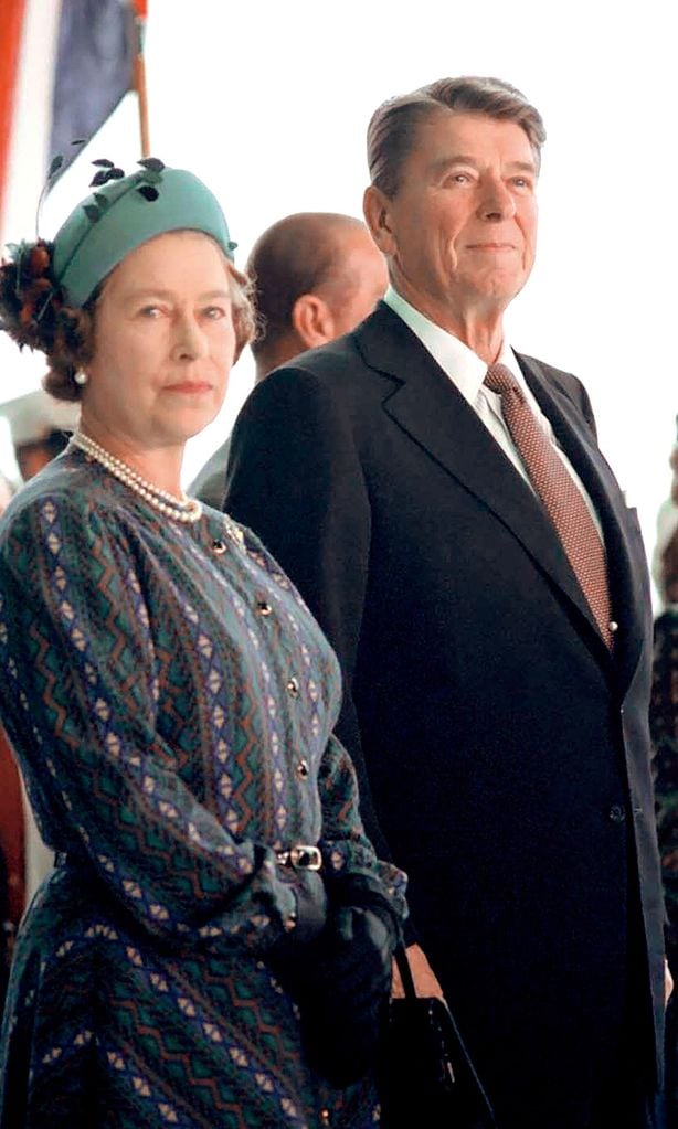 ISABEL II HOLA PLUS