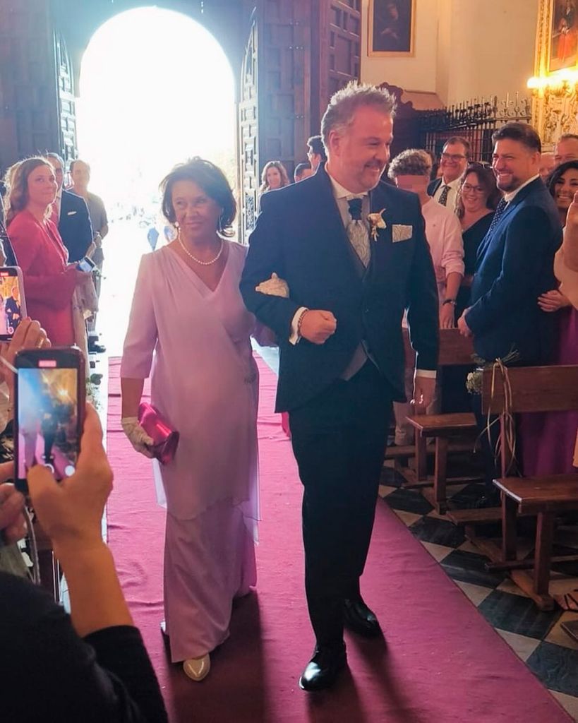 Íñigo González el día de su boda junto a su madre, quién ejerció como madrina de bodas