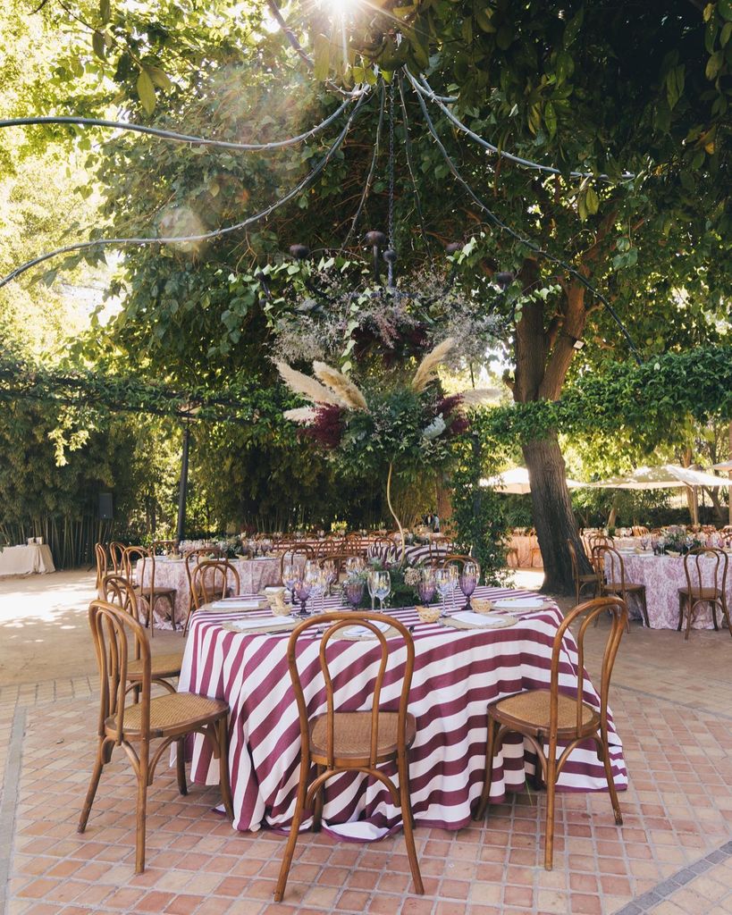 Decoración de bodas con manteles a rayas berenjena