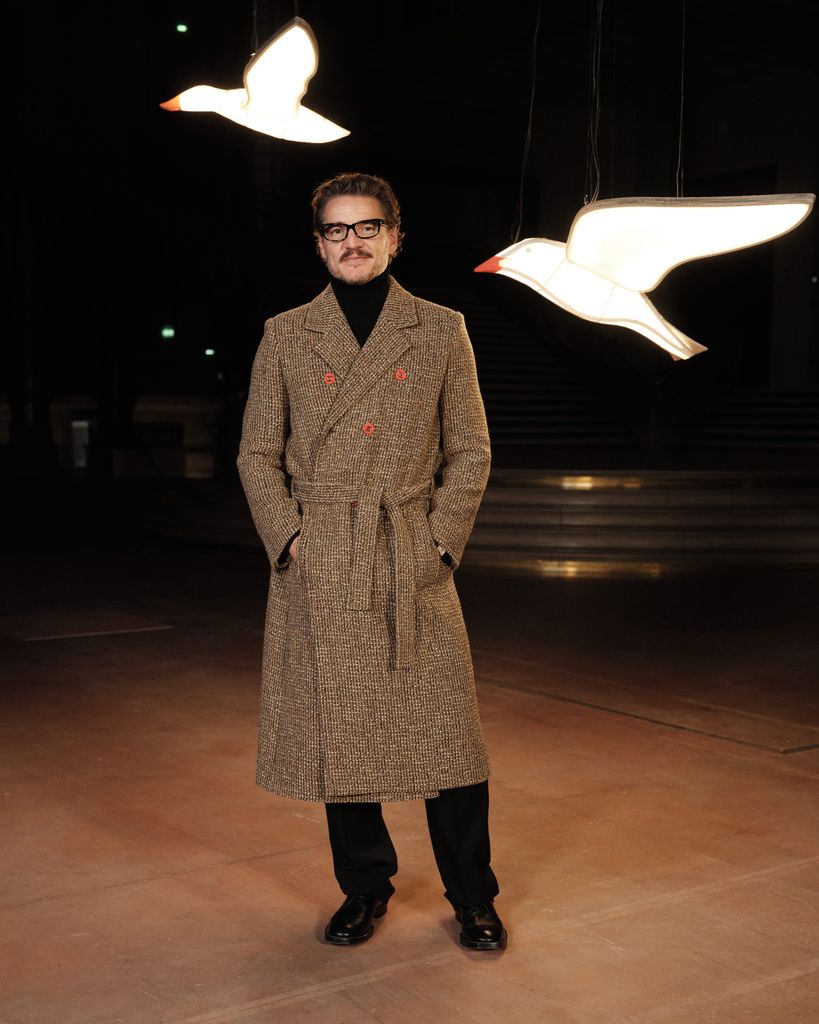 Pedro Pascal asiste al desfile de Primavera/Verano 2027 de Chanel.
