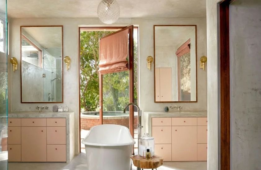 El luminoso baño de Dakota Johnson