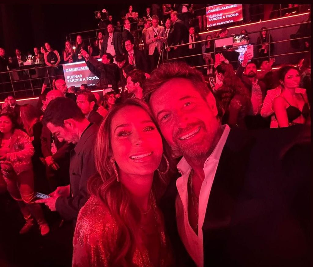 Geraldine Bazán y Gabriel Soto posaron en el Upfront de TelevisaUnivision