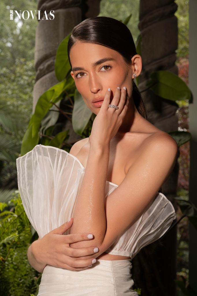 Nuestra protagonista con un vestido de Kris Goyri,  aretes Tiffany Victoria en platino con diamantes y anillo Sixteen Stone de Jean Schlumberger by
Tiffany de Tiffany & Co.