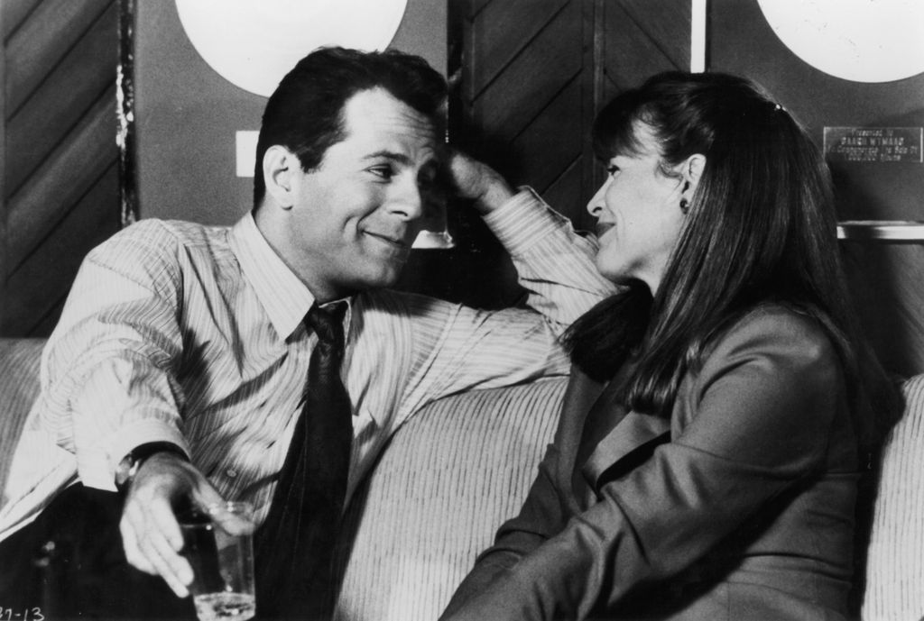 Bruce Willis talks with Kim Basinger en una escena de la película 'Cita a ciegas' en 1987