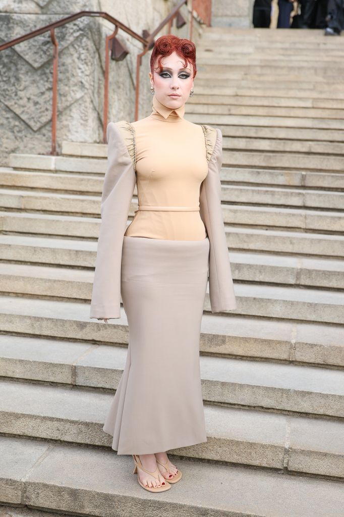 Chappell Roan asistió al desfile de Mugler en París. 
