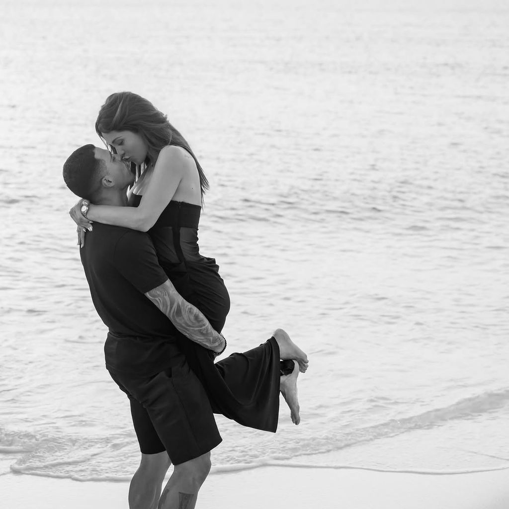 El deportista ha compartido románticos posados frente al mar