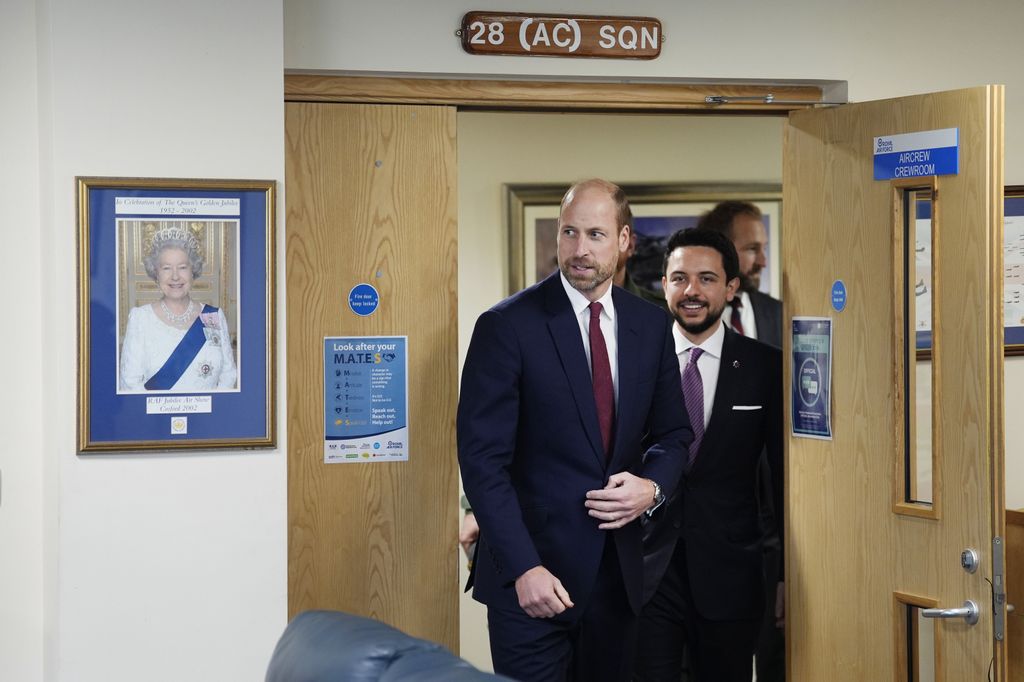 El príncipe Guillermo y el príncipe Hussein de Jordania en una base aérea de Inglaterra 