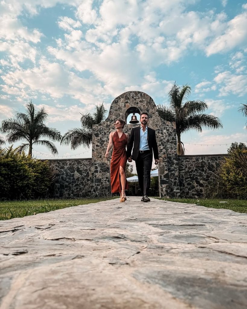 José Ron y Lizy Martínez posaron juntos para compartir este gran noticia con sus fans