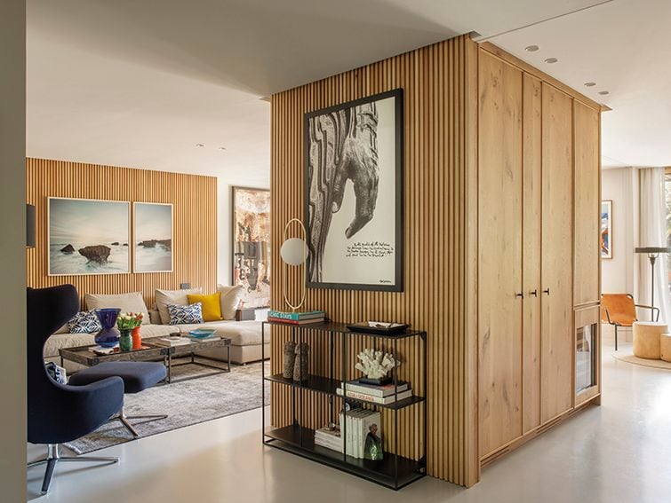 Módulo central hecho a medida y que organiza el recibidor, la cocina y el salón